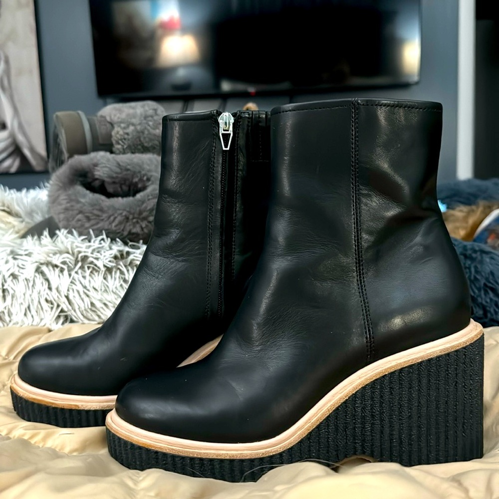 DOLCE VITA WOMENS BLACK W/TAN PIPING AROUND THE BOOT. EUC, WORN TWICE. SZ 6